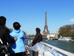 Wisatawan di atas kapal wisata di sungai Seine. Sumber: dokumentasi pribadi