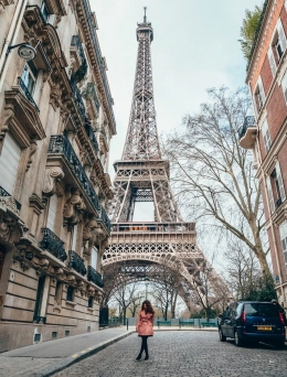 Eiffel dari Rue de L'Universite. Sumber: www.comejoinmyjourney.com