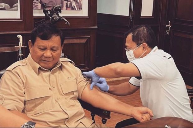 Menhan Prabowo Subianto mendapat suntikan booster Vaksin Nusantara dari Dokter Terawan Agus Putranto (Foto: Istimewa via sindonews.com)