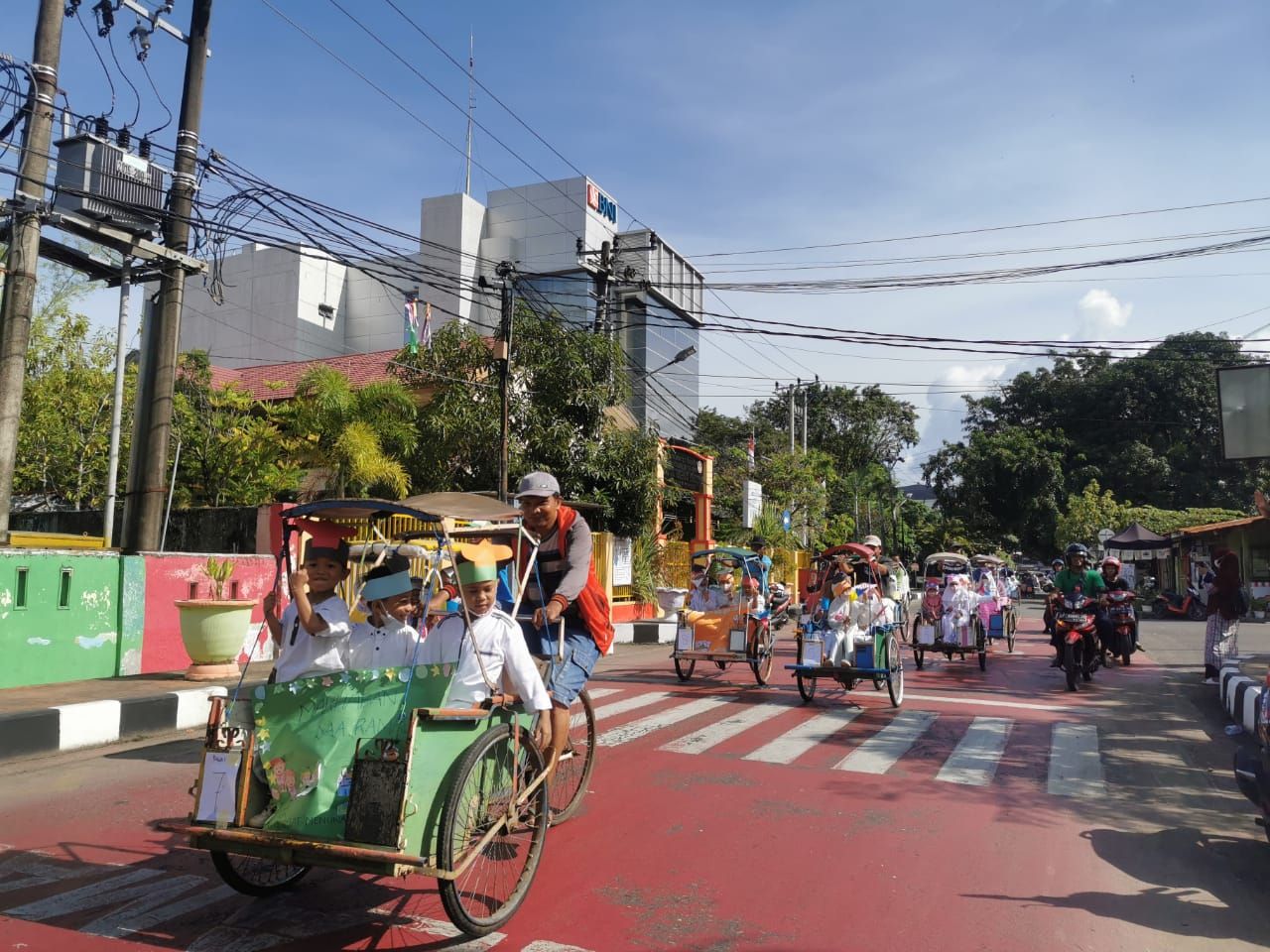 Rombongan siswa Yayasan Al Azizi konvoi keliling kota pakai becak. (Foto : Asri Mursyid)