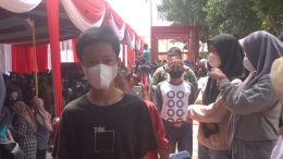 Warga Kelurahan 36 Ilir antusias menyambut keberadaan Kampung Cantik, Delft in Palembang dengan tetap pakai masker. Foto: Isson Khairul