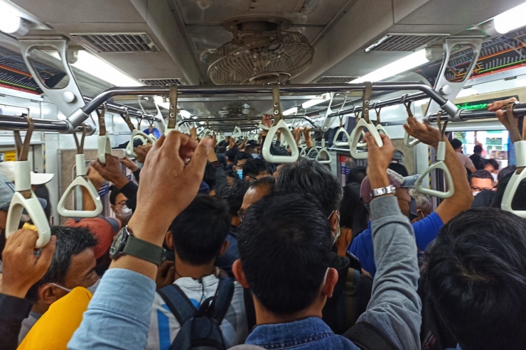 Kepadatan penumpang di KRL Commuterline, Jumat, 1/4/2022 (foto by widikurniawan)