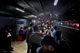 Malam hari pun padat penumpang di Stasiun Sudirman (foto by widikurniawan)