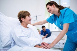 Peran perawat dalam memberikan asuhan keperawatan kepada pasien (kompas.com) 