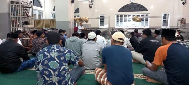 Jamaah Shalat Tarwih di salah satu masjid di Kota Padang Panjang yang khusuk mendengar ceramah Ramadhan. (foto dok jasriman)