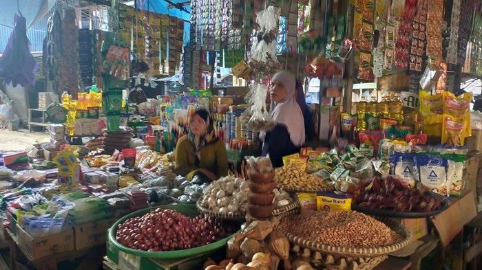 Image caption - suasana sebuah pasar sembako di kalsel - harga bawang merah meroket-  banjarmasin.tribunnews.com