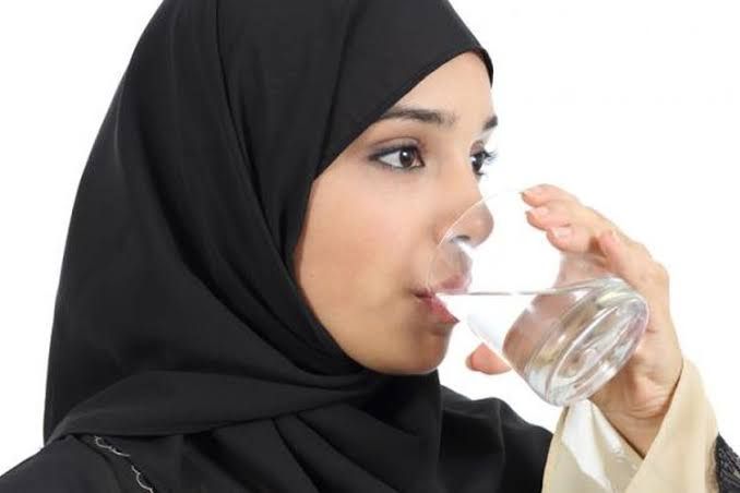 Minum air putih (hellosehat.com)