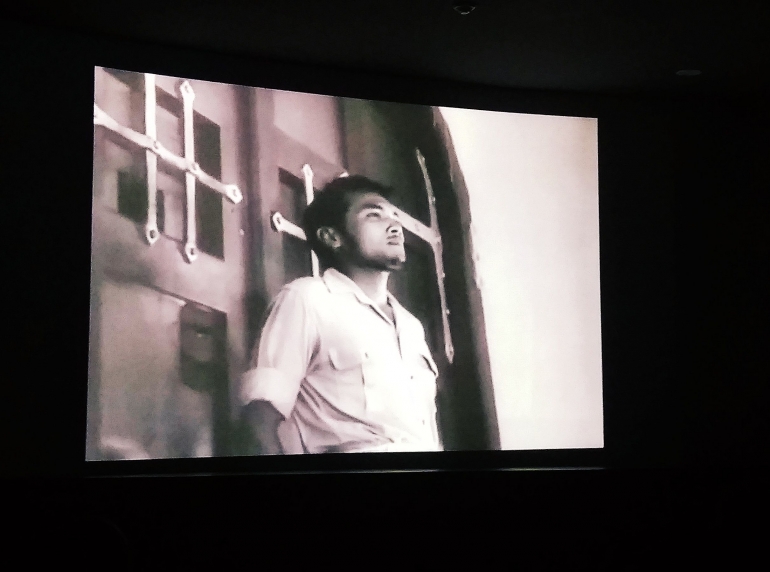 Film hitam putih dengan latar cerita perang melawan bangsa sendiri (dokpri)
