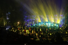 Suasana konser musik langsung Jazz Gunung Bromo 2021 yang diselenggarakan dalam masa pandemi di amfiteater Jawa Jiwa Resort di kawasan wisata Gunung Bromo, Kabupaten Probolinggo, Jawa Timur, Sabtu (25/9/2021). Foto: Kompas/Riza Fathoni