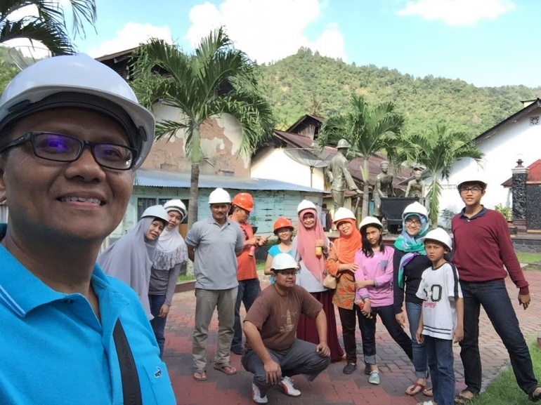 Image: Menyusuri Lubang Mbah Soero, wisatawan dilengkapi dengan pengamanan dari pengelola wisata (by Merza Gamal)
