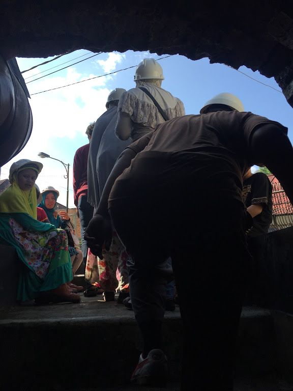 Image: Keluar kembali dari Lubang Mbah Soero (by Merza Gamal)