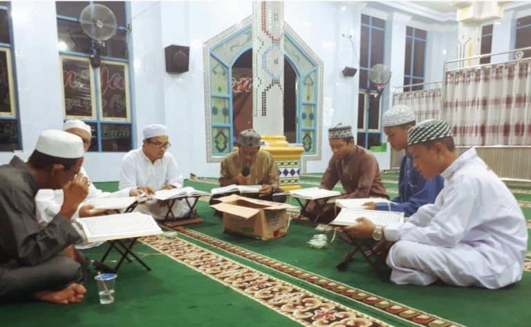 Tadarusan Alquran usai Tarawih di salah satu masjid di Kalimantan. (foto dok suaraKalimantan.com)