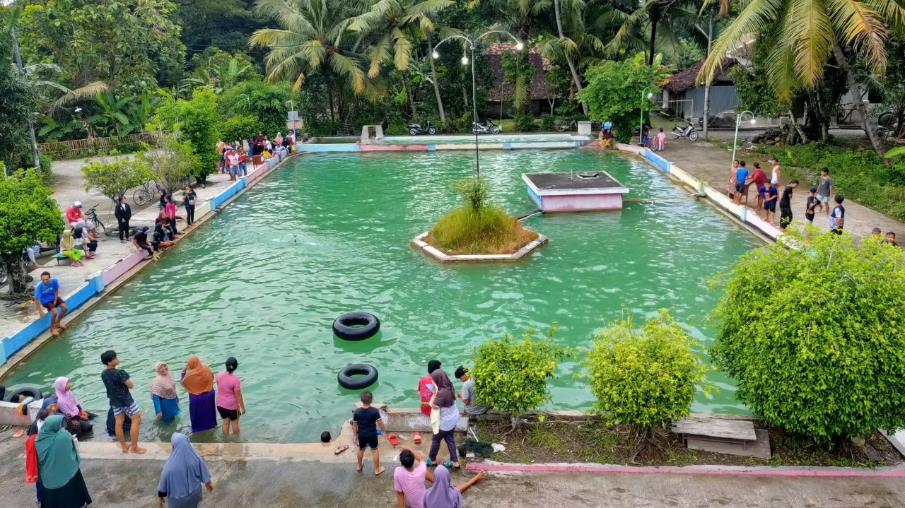 Suasana dari atas Sendang Ngruweng saat padusan/dokpri