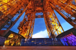 Dari kaki menara Eiffel. Sumber: dokumentasi pribadi