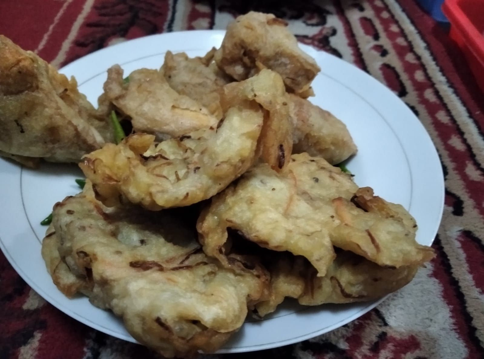 Gorengan bakwan dan tahu untuk berbuka puasa. (dok.windhu)