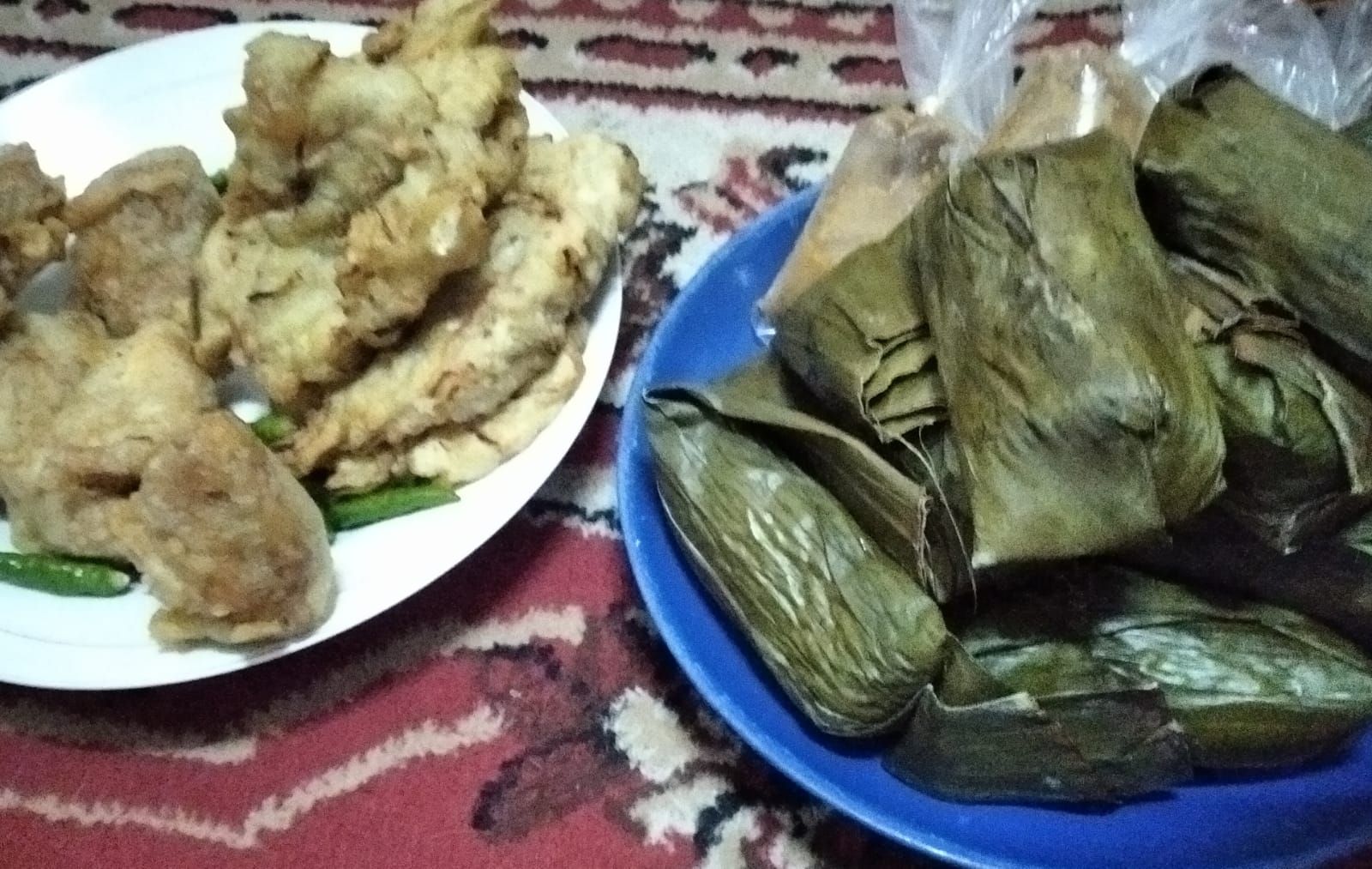 Gorengan dengan lontong pluas sambal kacang (dok. windhu)