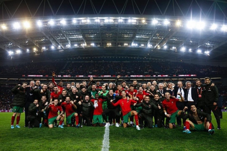 Foto bersama squad Portugal setelah mengalahkan Makedonia Utara 2-0 (Instagram/@portugal)