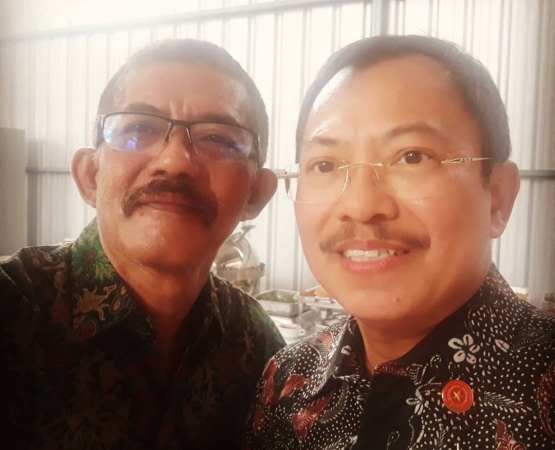 Penulis bersama Dokter Terawan di Kediaman Presiden Jokowi di Solo. Sumber: DokPri
