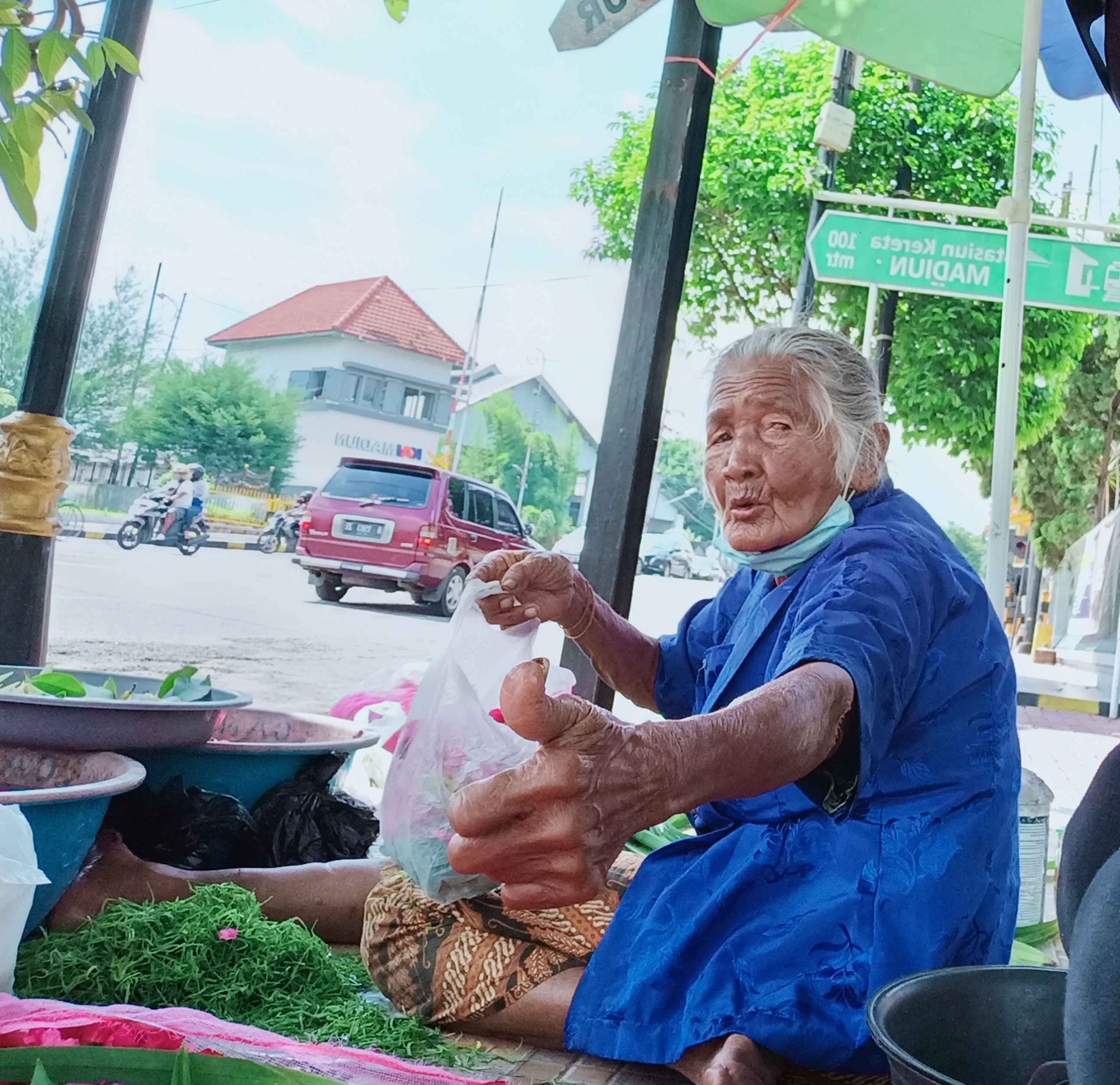 Foto Mbah Jaerah, pedagang bunga di Pasar Sepur. Foto pribadi (Sri Rohmatiah) 