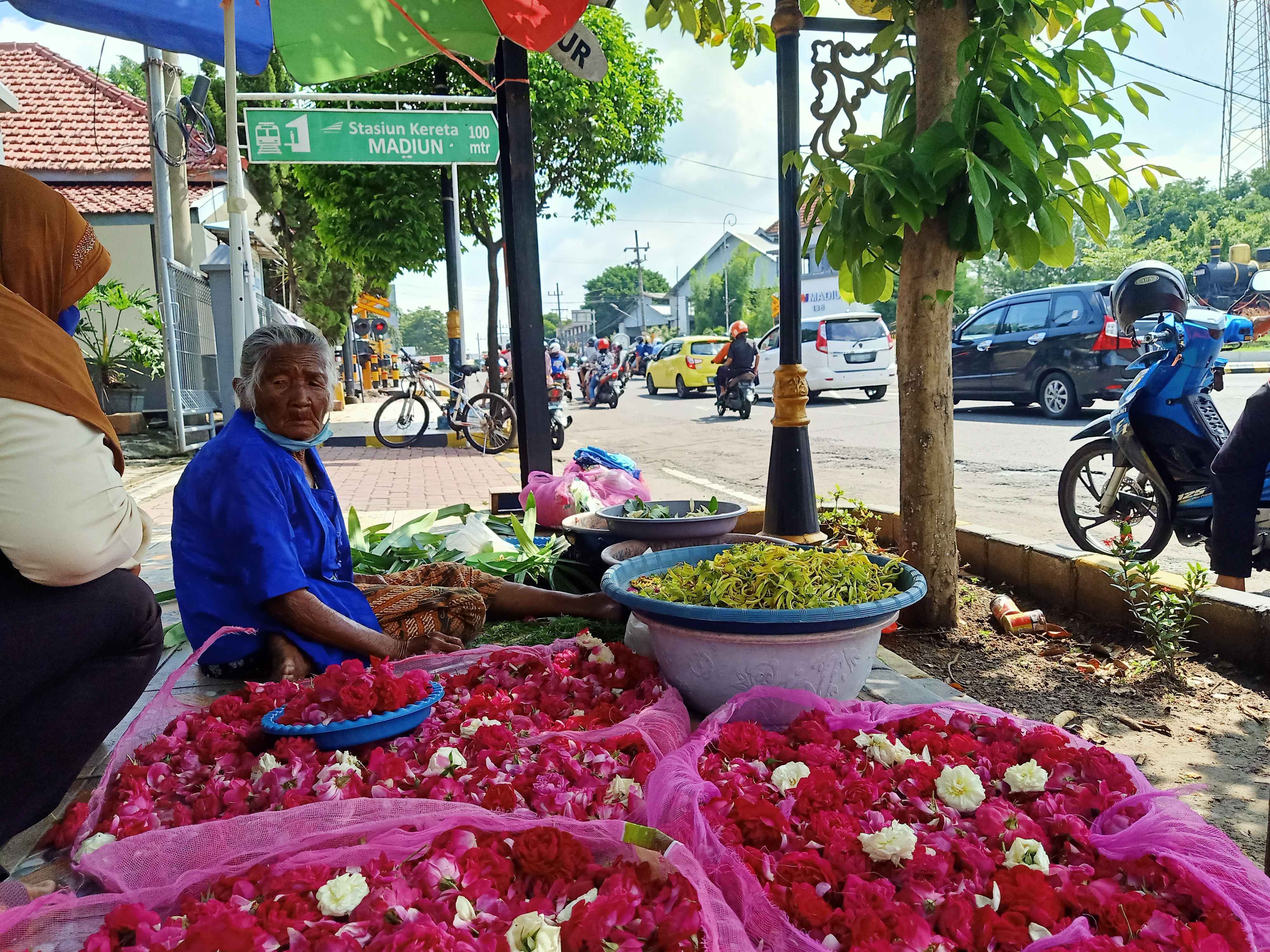 Foto penjual bunga setaman di Pasar Sepur Madiun. Jelang Ramadan dan Lebaran bunga setaman laris manis. Foto dokumen pribadi (Sri Rohmatiah)