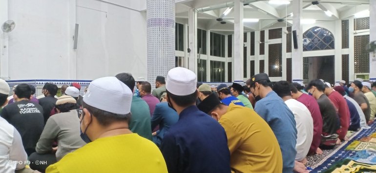 Memasuki Fase Endemi Covid-19, Jamaah Sholat Tarawih Rapatkan Shaf di Malaysia. Foto: Nurul Hidayat.