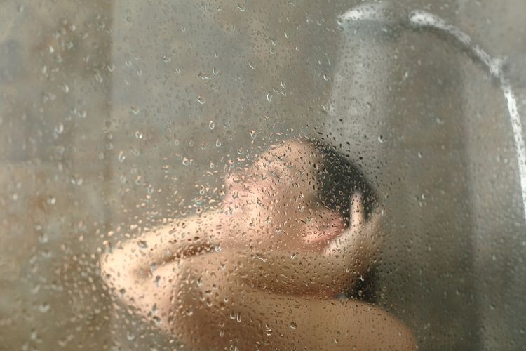 Ilustrasi mandi di shower. (sumber: shutterstock via kompas.com)