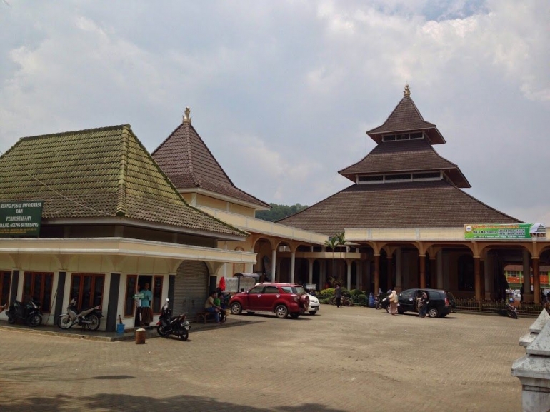 Image: Masjid Agung Sumedang yang dibangun tahun 1850 sebagai simbol pemersatu masyarakat asli dan pendatang dari Tiongkok