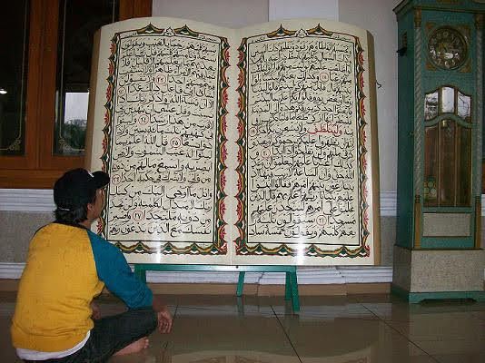 Image: Teras Masjid Agung Sumedang yang menjadi tempat persinggahan lintas Jawa Barat-Jawa Tengah (by Merza Gamal)