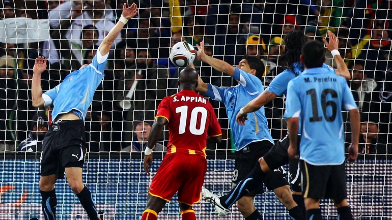 Beginilah aksi tidak sportif Luis Suarez saat menghadapi Ghana pada babak perempat final Piala Dunia 2010 (sumber: https://everyevery.ng)