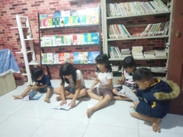 anak anak sedang asyik baca(sumber:tbm pasungkudan)