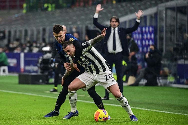 Perisic (kiri) berduel dengan penyerang Juventus Federico Bernardeschi ( Sumber gambar: Kompas.com)