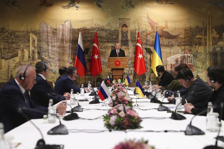 Presiden Turki Recep Tayyip Erdogan, memberikan pidato untuk menyambut delegasi Rusia, kiri, dan Ukraina untuk pembicaraan damai | TURKISH PRESIDENCY