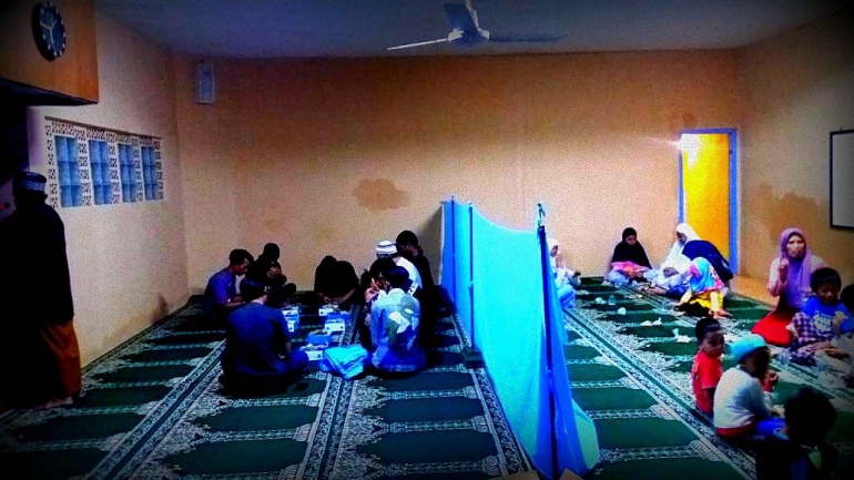 Anak-anak madrasah bersiap ta'jil bersama (foto dok. Teddy Sabilussalam)