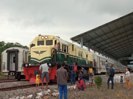 Railfans yang mengabadikan momen lokomotif livery PJKA di Stasiun Ketapang. (Sumber: Dokumentasi Pribadi)