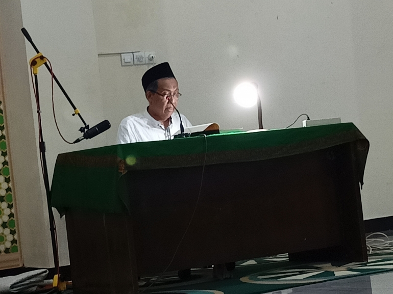 K.H  Subhan Ma'mun sedang membacakan kitab Kifayatul al-Atqiya. Dokpri.
