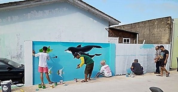 Gambar Kegiatan Mural Dinding Perumahan Warga Kampung Seni (Sumber: Tribun Batam, 2021)