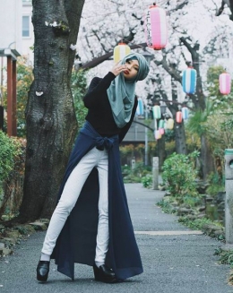 Sebuah gaya fashion dan Hijab. Menarik  Perhatian di Ginza. Foto : via Hipwee.com.