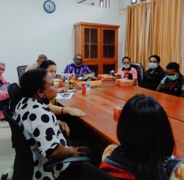 Rapat Pengurus PGRI Kabupaten Jayapura dengan Mahasiswa guru honorer di ruang rapat Komisi C DPRD Kabupaten Jayapura (Dokpri)