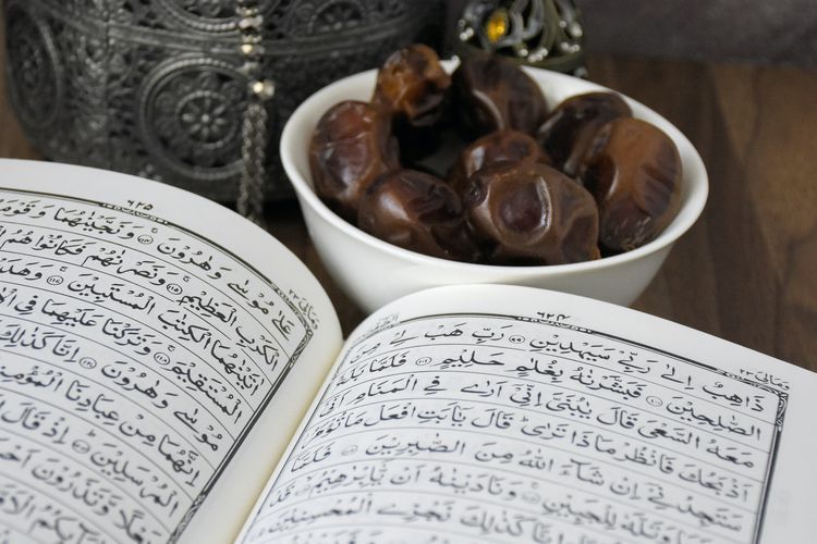 Al-Qur'an menjadi menu yang senantiasa harus dinikmati selama Ramadhan. (Foto kompas.com)