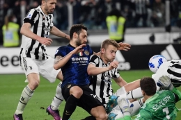 Aksi para pemain Juventus bertahan saat menghadapi Inter Milan di laga Derby D'Italia (kompas.com)