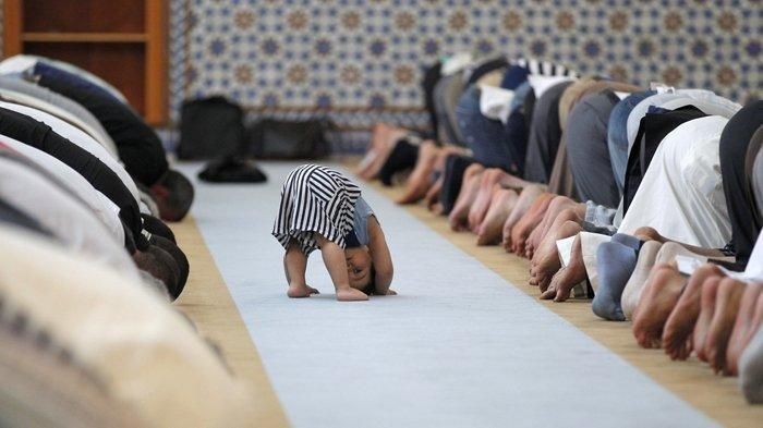 Ilustrasi balita ikut sholat tarawih di masjid | Tribunnewsmaker.com