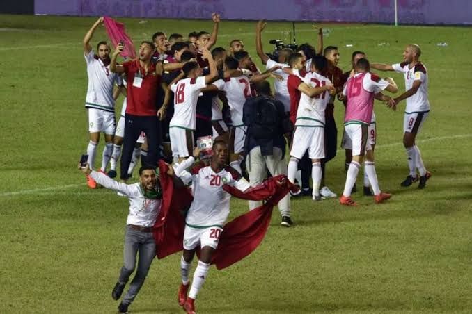 Selebrasi pemain Maroko karena lolos ke piala dunia 2022 Qatar | (aset: bola.kompas.com)