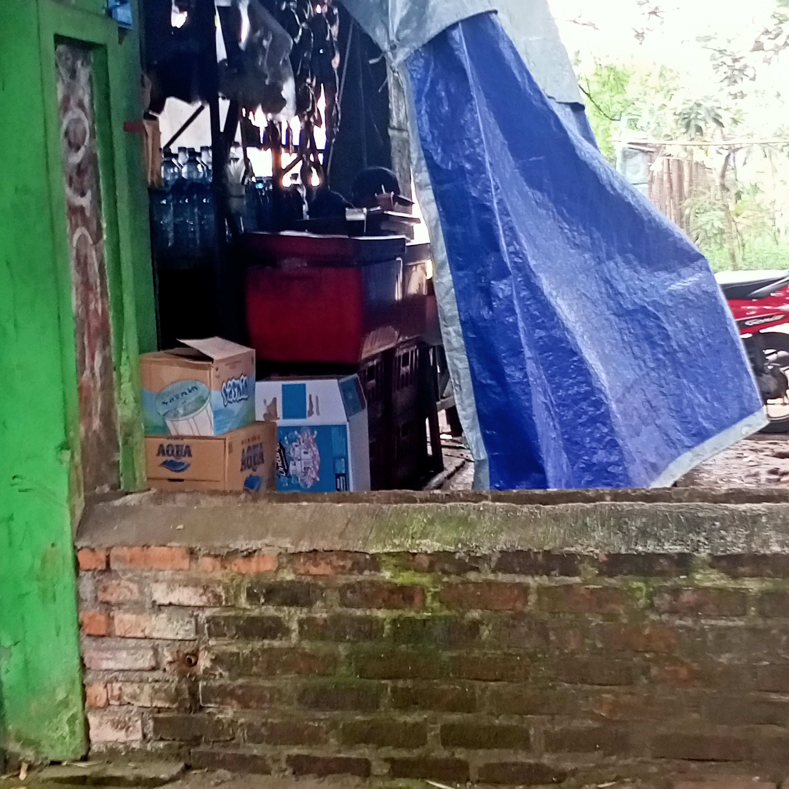 Warung kopi tertutup tenda biru (dokumen pribadi)