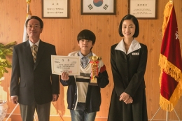 Joon Kyeong kecil sudah berprestasi. Yang di sebelah kanan itu kakaknya | Sumber gambar IMDB