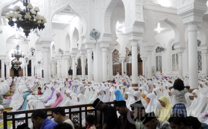 Jamaah melaksanakan salah satu amalan di bulan Ramadan, tarawih di masjid Banda Aceh 2013. Foto dokumen Serambi Indonesia/M Anshar by Tribuns 