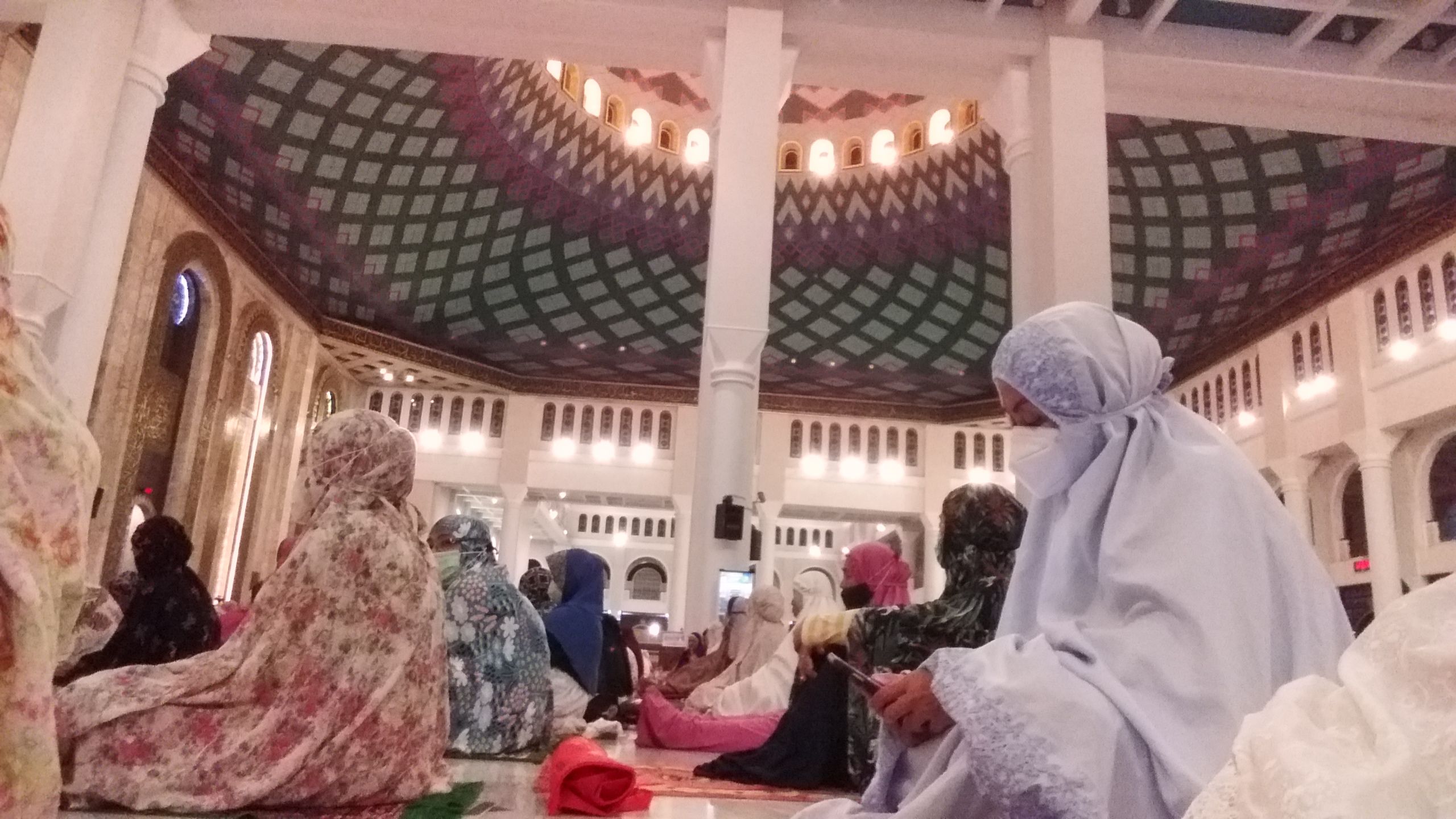 Salat Tarawih di Masjid Agung Surabaya (dokpri)