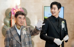 Kang Tae Moo (kanan) dan Harabeoji (kiri) yang terlihat seperti di acara pernikahan (sumber: Pikiran Rakyat)