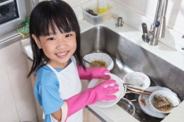 Anak yang sedang berlatih mencuci piring sendiri | Sumber: Thinkstockphotos via Kompas.com