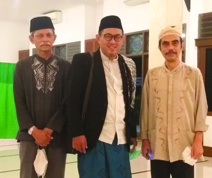 Kiri : Pak Imam (Bendahara Masjid), Deni Darmawan, Pak Indart0 (Ketua Pelaksana) Dokpri