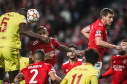 Ketika bek Liverpool, Ibrahima Konate mencetak gol ke gawang Benfica. Foto: AFP/Carlos Costa via Kompas.com